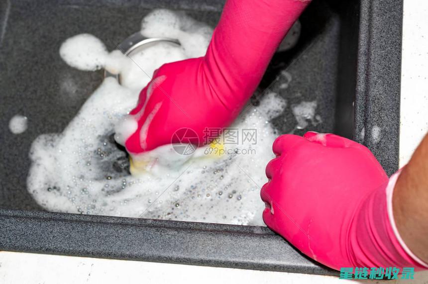 水槽清洁大揭秘：去除油污和异味的秘诀 (水槽清洁小妙招)