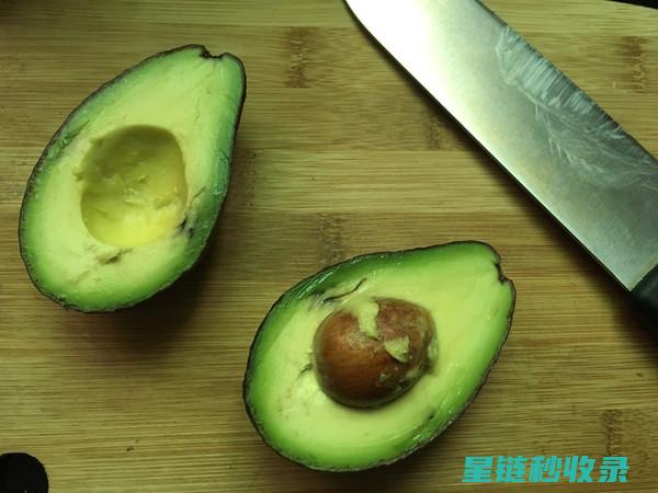 牛油果切开后不想变黑？这些防氧化小技巧请记牢 (牛油果切开后放冰箱第二天能吃不)
