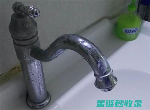 水龙头焕新记：顽固水垢去除的详细步骤图解 (水龙头如何换新)